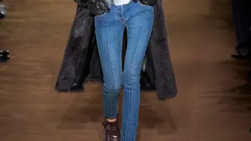 Spodnie rurki wracają! Jak je stylizować, by wyglądać modnie?
