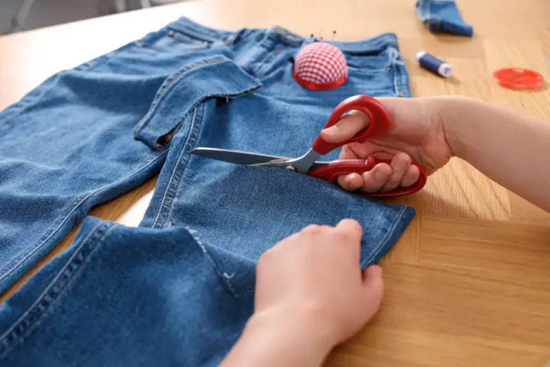 Jak obciąć jeansy? Mój przewodnik po modnych cięciach DIY.